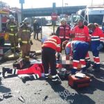 Las asistencias sanitarias tratan de salvar la vida del conductor de la motocicleta
