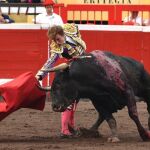 El diestro Román Collado da un pase a su primer toro