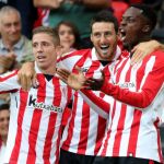 El jugador del Athletic de Bilbao Aritz Aduriz celebra con sus compañeros Iker Munian e Iñaki Williams su gol marcado ante el Girona