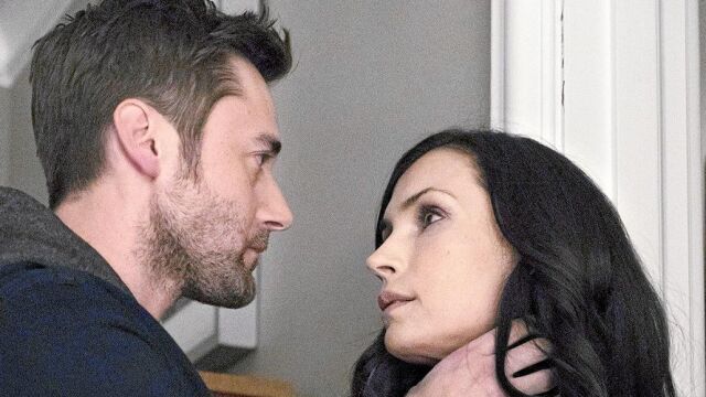 Famke Janssen encarna a Susan «Scottie» Hargrave y Ryan Eggold es Tom Keen