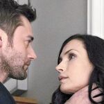 Famke Janssen encarna a Susan «Scottie» Hargrave y Ryan Eggold es Tom Keen