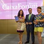 Carmen León González, acompañada por su hija, se convirtió en la visitante 100.000