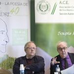 El director del Centro Andaluz de la Letras, Juan José Téllez (i) y el profesor de la UMA Antonio Jiménez Millán