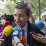 El fiscal jefe Anticorrupción, Manuel Moix, contesta a las preguntas de los periodistas poco antes de la reunión que ha mantenido hoy en Palma de Mallorca con el fiscal jefe de Baleares, Bartolome Barcelo.
