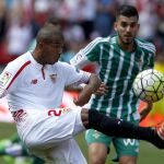 El defensa del Sevilla Mariano Ferreira y el centrocampista del Betis Dani Ceballo