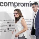 La líder de Compromís, Mónica Oltra, junto a su compañero de partido y dirigente del Bloc, Enric Morera