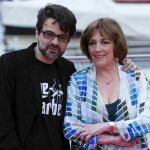 Pedro Barbero, junto a la actriz Carmen Maura, posan en el puerto malagueño tras presentar su largo "El futuro ya no es lo que era".