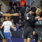 El delantero de la Real Sociedad Juanmi Jiménez (d) celebra su gol, segundo del equipo ante el Málaga CF, con su compañero Aritz Elustondo
