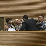 Momento en el que el vídeo de Les Corts recoge el desalojo del invitado que increpó a Salvador