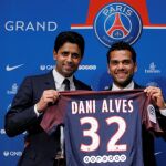 Dani Alves posa con su nueva camiseta del PSG