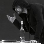 Dos en uno. Además de que la idea original de «El prisionero» sea suya, Seda interpreta a dos personajes en la sala Negra de los Teatros del Canal