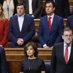El presidente del Gobierno, Mariano Rajoy (d), la vicepresidenta, Soraya Sáenz de Santamaría (c), el ministro de Justicia, Rafael Catalá (i), y varios diputados del PP, durante el minuto de silencio en memoria de Miguel Ángel Blanco