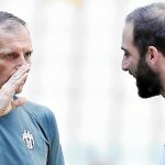 Allegri da instrucciones a Higuaín, en el entrenamiento de ayer