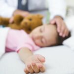 Foto de archivo, niña recibiendo cuidados médicos.
