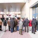 Gente haciendo cola a las puertas de las oficinas del «Club de los 60» para solicitar viajes