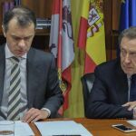 El vicepresidente José Antonio de Santiago-Juárez y José Manuel Herrero durante el Consejo de Cooperación para el Desarrollo