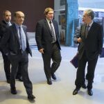 Los eurodiputados Fernando Maura (i), Gabriel Mato (c) y Ramón Jáuregi (d) llegan para una reunión en Caracas