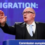 El vicepresidente primero de la CE, Frans Timmermans, ofrece una rueda de prensa en Bruselas hoy, 7 de diciembre. EFE/ Olivier Hoslet