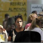Personal de facturación de Vueling atiende a los viajeros en el Aeropuerto de El Prat.