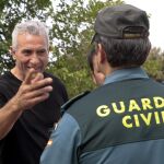Fotografía de archivo, del 8 de agosto de 2012, del líder jornalero del Sindicato Andaluz de Trabajadores (SAT) Diego Cañamero (i), durante la ocupación de la finca propiedad del Ministerio de Defensa "Las Turquillas"