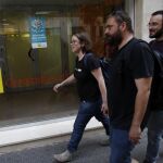 Los miembros de la CUP, Eulalia Reguant (i), Jordi Salvia (c) y Albert Botran (d), a su llegada a la reunión del Consejo Político y el Grupo de Acción Parlamentaria del partido,
