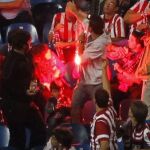 Momento en que la bengala cae en la grada donde está el niño
