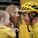 Froome, junto su hijo y su esposa Michelle en el podio de París.