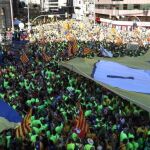 Pancartas con una estelada y una urna llegan a la confluencia del Paseo de Gràcia y calle Aragón de Barcelona, durante la manifestación de la Diada.