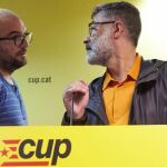 El diputado de la CUP Carles Riera (d) conversa con el concejal de Vic Joan Coma (I), durante la rueda de prensa que han ofrecido hoy en la que han asegurado que el Govern contempla declarar la independencia o la convocatoria de elecciones. EFE/Alejandro García