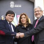 La presidenta de la Junta, Susana Díaz; junto al alcalde de Huelva, Gabriel Cruz; y el presidente de la Federación de Periodistas y Escritores de Turismo de España, Mariano Palacín