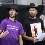 Alfonso Lázaro de la Fuente y Raúl García, los dos titiriteros investigados por un delito de enaltecimiento del terrorismo, han vuelto hoy a sacar sus marionetas a la calle