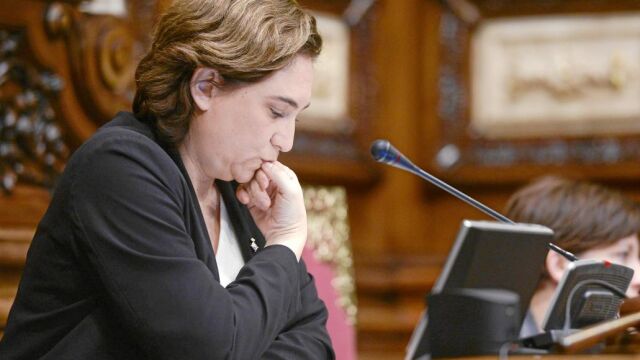 Colau intentó hacer valer su obra de gobierno ante la oposición