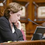 Colau intentó hacer valer su obra de gobierno ante la oposición