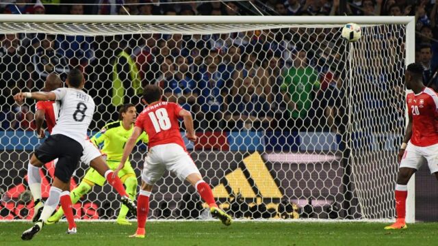 El francés Dimitri Payet, en un tiro a puerta