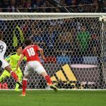 El francés Dimitri Payet, en un tiro a puerta