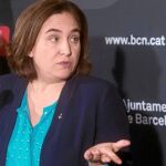 La alcaldesa de Barcelona, Ada Colau, atiende a los medios de comunicación junto al director del Teatre Lliure, Lluis Pasqual (i), y el director de la Fundación Pascual Maragall, Jordi Camí (d)