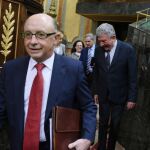 El ministro de Hacienda y Función Pública, Cristóbal Montoro seguido por el diputado de Nueva Canarias, Pedro Quevedo, a su llegada a la segunda sesión del debate de enmiendas al proyecto presupuestario de 2017 esta tarde en el pleno del Congreso