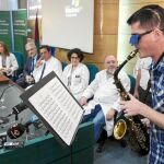 El joven contó ayer su experiencia durante la operación y tocó varias piezas musicales