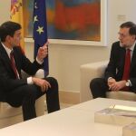 El presidente del Gobierno en funciones, Mariano Rajoy, durante su reunión con el líder del PSOE, Pedro Sánchez