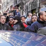 El concejal de Seguridad, Javier Barbero, fue recogido por un coche oficial para evitar la concentración policial