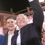 Pedro Sánchez y Miguel Carmona, al inicio de las elecciones municipales