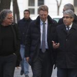 Francesc Homs,d, acompañado diputado de ERC Joan Tardá, entre otros, se dirige a la sede del Tribunal Supremo