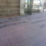 Pintadas en la puerta de la sede del PP en Nou Barris, barrio de Barcelona.