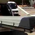 Operarios de la funeraria, a su llegada al Tanatorio de la Fuensanta de Córdoba, trasladan el féretro con el cadáver del expresidente de Caja Madrid Miguel Blesa al Instituto Anatómico Forense para practicarle la autopsia.