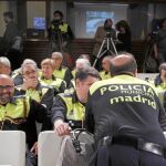Agentes municipales escuchaban ayer el nuevo Plan Director. La plantilla es la más baja de la historia y está muy envejecida (46,2 años de media)