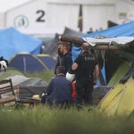 Una refugiada recoge sus pocas pertenencias antes del desalojo