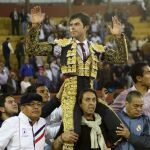 El diestro Fermín Rivera sale a hombros de la plaza de toros El Paseo