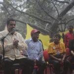 El presidente de Venezuela, Nicolas Maduro (izquierda) participa bajo la lluvia en un mitin por el aniversario 206 de la declaración de Independencia, el pasado martes 19 de abril de 2016