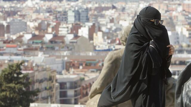 Una mujer vestida con un burka.