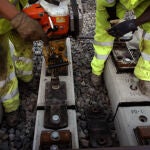 Obras de mantenimiento en una vía ferroviaria.